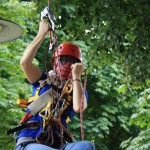 Vor dem Vergnügen steht die Arbeit: Technisches Klettern im Maille-Park, um Strickleiter und Klettertau in den Bäumen zu verankern.