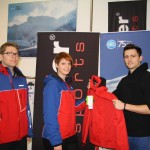 Maier-Sports ist Ausstatter der Bergwacht Jugend Württemberg: Übergabe der ersten Jacke an die Bergwacht Esslingen.