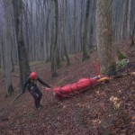 Doppelt gesichert ins Gelände: Bergretterin an der Gebirgstrage